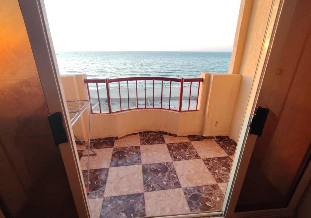 Al-'Amriyah Apartment | شقة على البحر- Seafront Apartment