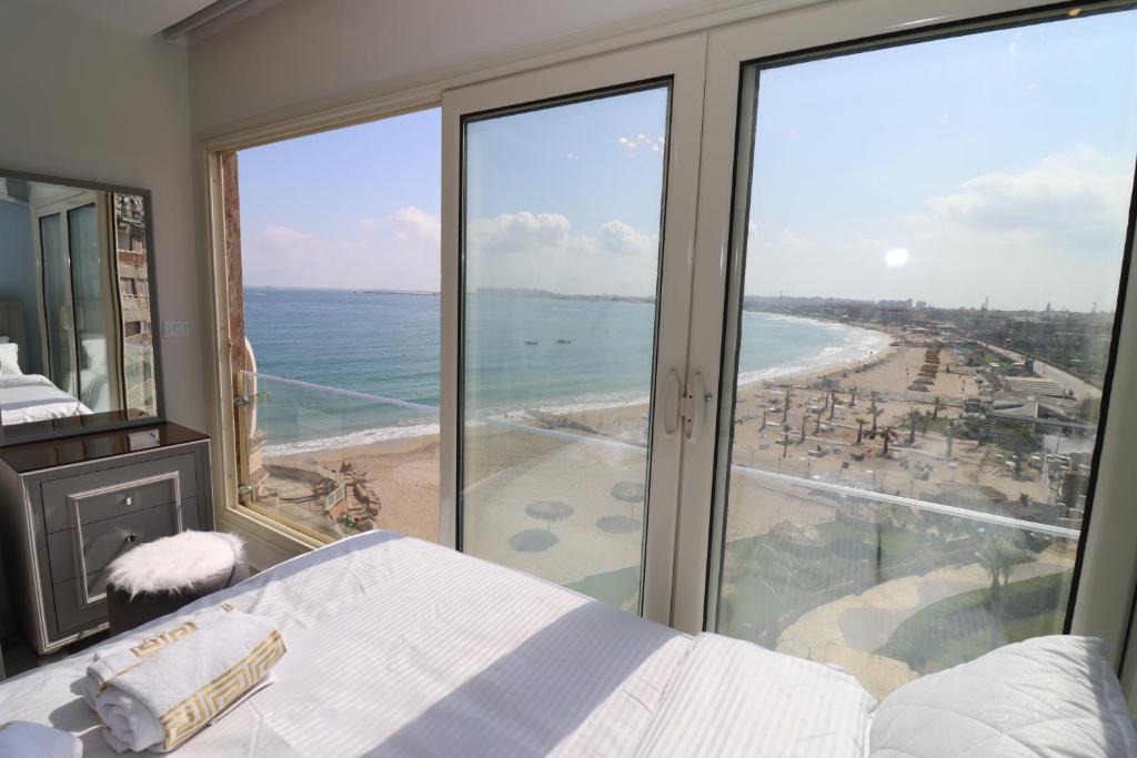 Al-Muntazah Apartment | Beach Luxury Mamoura Private Beach
