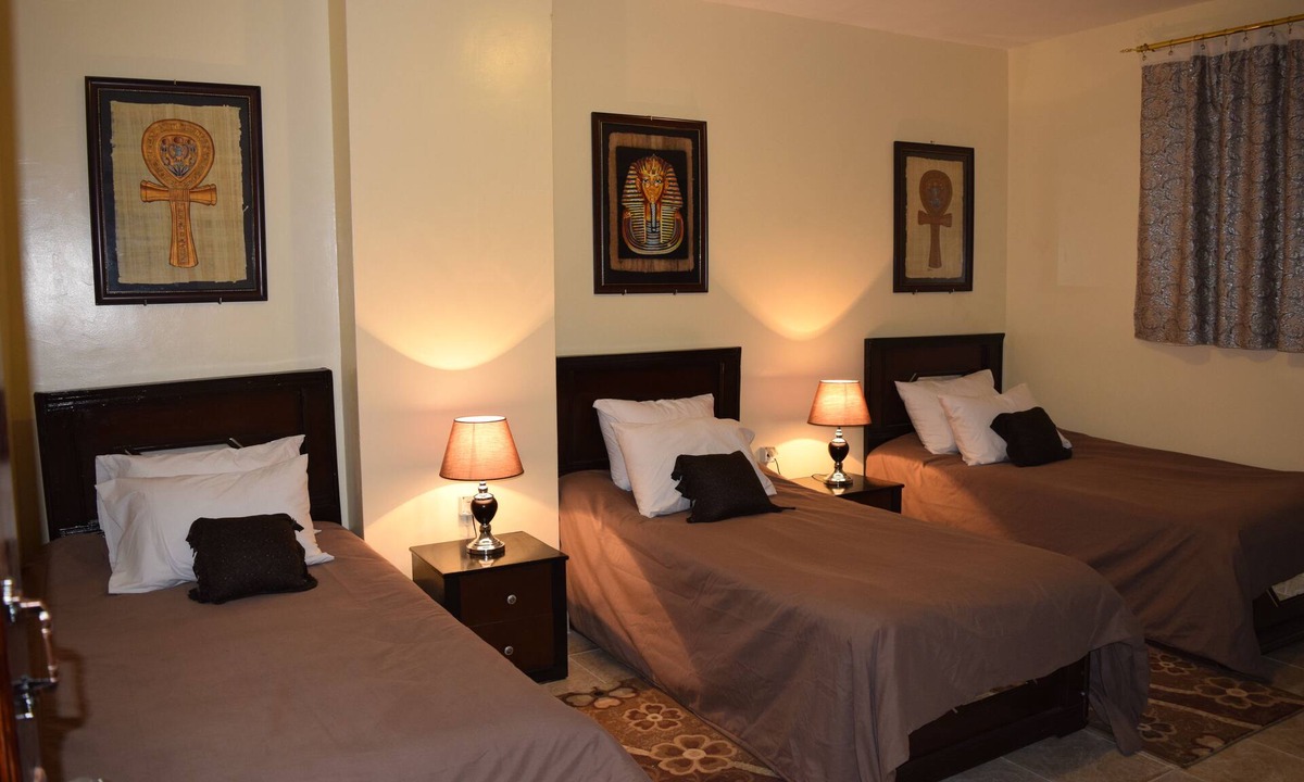 Al Haram Bed & Breakfast | King Tut room boasts stunning views of the Sphinx and Pyramids complex.