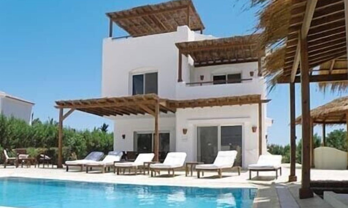 El Gouna Villa | Large villa with a heated pool right on the lagoon beach, featuring its own swimming dock