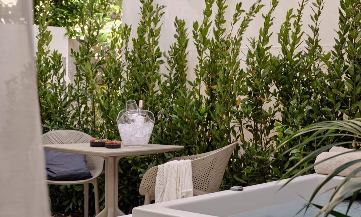 Khalandrion Villa | Lavish Athens Suite | Kallithea Suite | 1 Bedroom | Private Furnished Balcony.