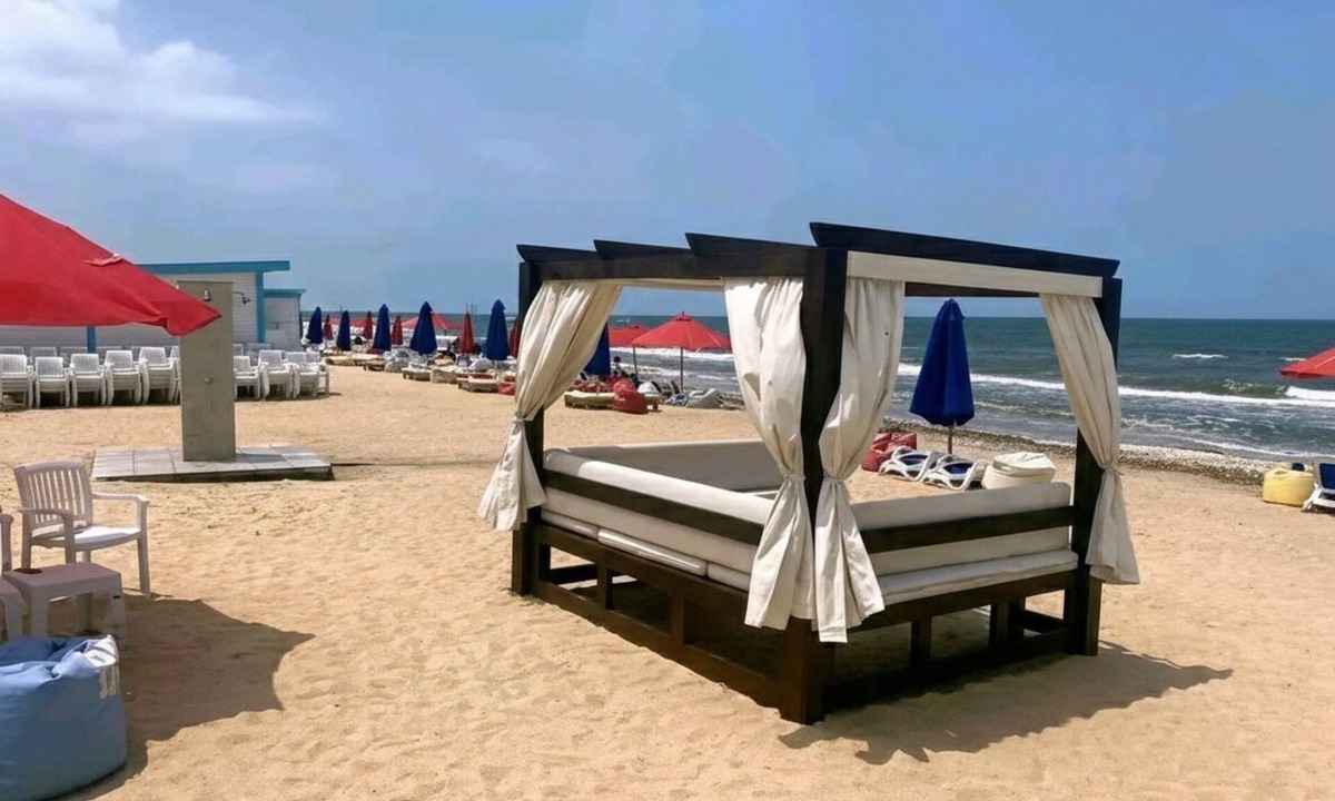 Al-Manasrah Ski Chalet | Relax in a Cozy and Private Beachside Chalet
