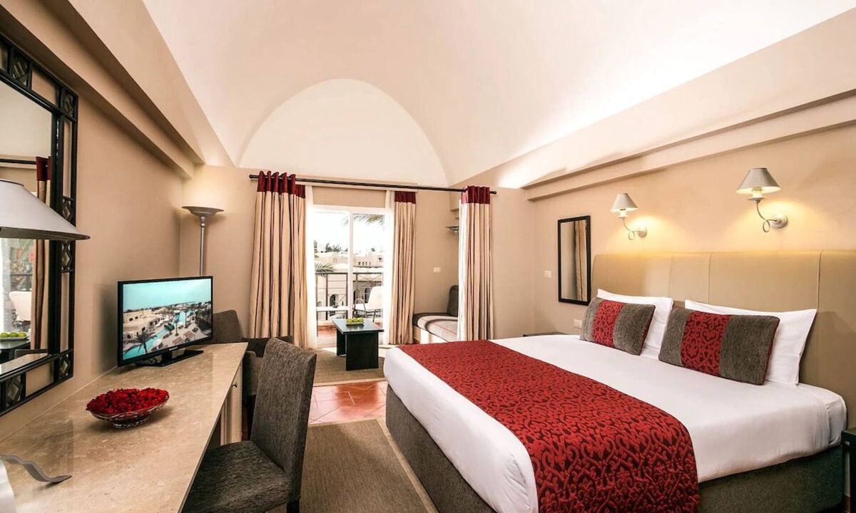 Makadi Bay Hotel | Stylish Stay with Outdoor Pool and Chill Sea Breeze | Near Mini Egypt Park