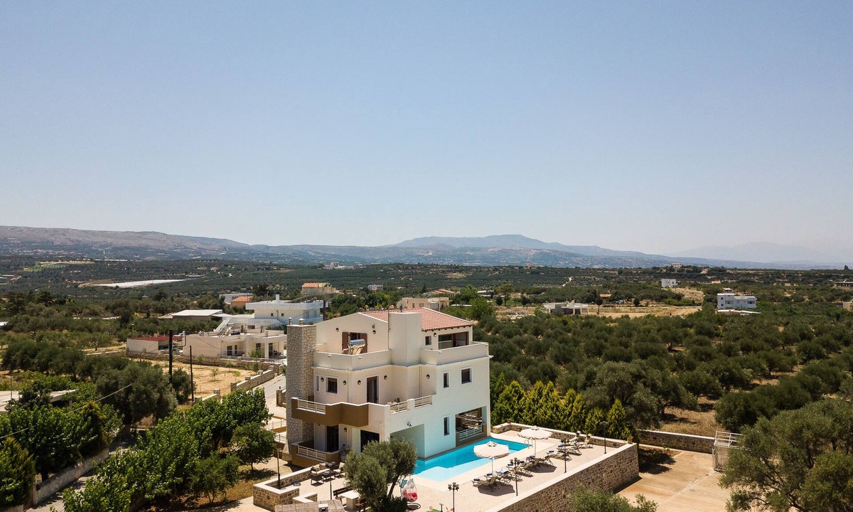 Stavromenos Villa | Villa 4 Seasons, Pool And Garden, Close To The Sea, up to 12 guests!