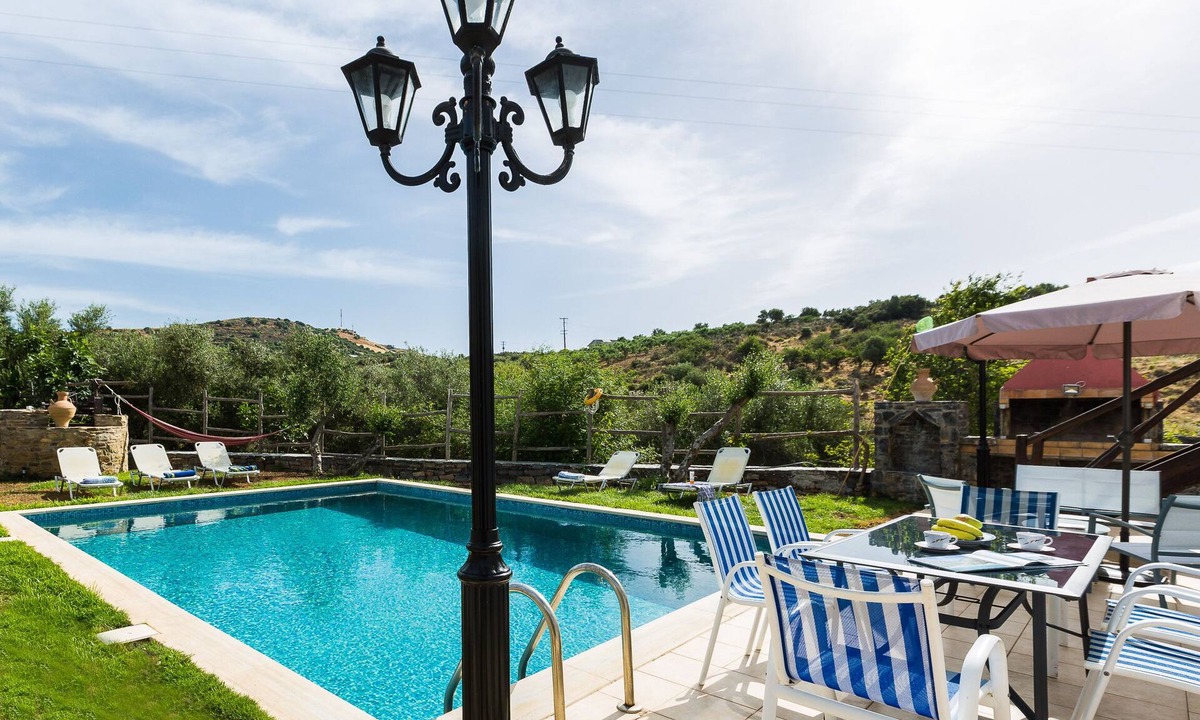 Panormos Villa | Villa Eleutheria, a cozy and private retreat with an outdoor Pool & BBQ!