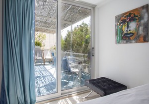 Modern, fully equipped, one bedroom apt. with balcony in Athina