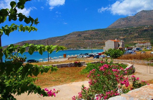 Neon Oitylo Villa | Beachfront Villa by the Sea