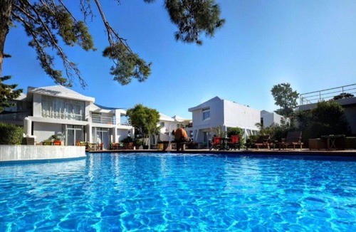 Mytilene Apartment | Cosy apartment for 3 people with A/C, WIFI, pool, TV and terrace