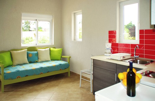 Daratsos Apartment | Cozy House with Swimming Pool Near the Sea