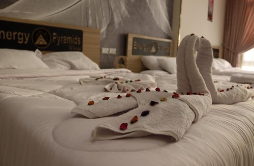Kafrat al Jabal Hotel | Dendera palace pyramids view