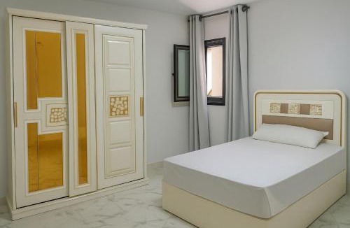 Al-Manasrah Ski Chalet | Family-Friendly Chalet Steps from the Sea Porto Said