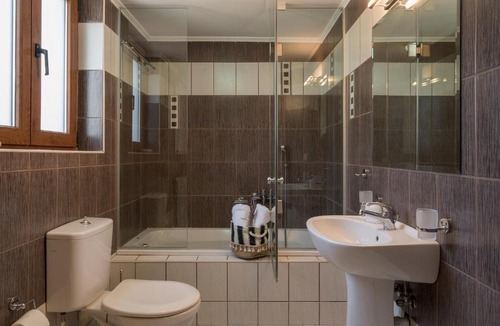 Kavallos Villa | Family-Friendly Villa Bluefairy Dafni with Pool, walk to Restaurants!