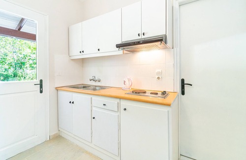 Gardenos Apartment | Holiday Apartment "Ariel Apartment 3" with Sea View, Balcony, Shared Garden & Wi-Fi