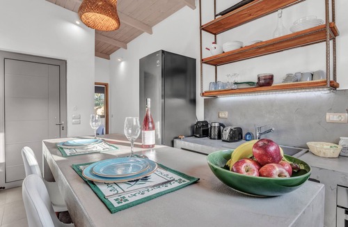 Alikanas House | Holiday Home 'Natura Oliva House' with Mountain View, Private Terrace and Wi-Fi