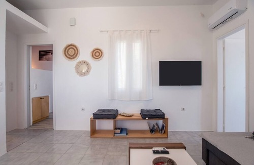 Logaras House | Holiday Home 'Punda Beach Seaside Retreat' with Sea View, Wi-Fi and Air Conditioning