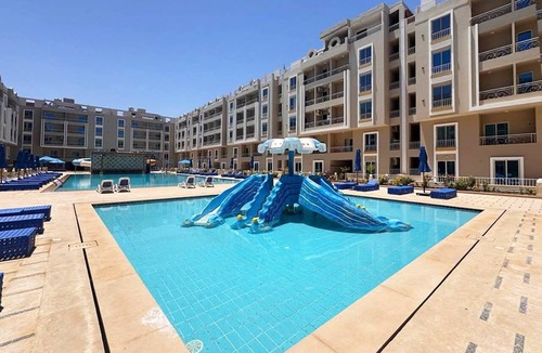 Al Mamsha El Seyahi Apartment | Hurghada Hub 2BR Pool View Apartment with Aqua Park Access