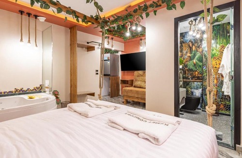 Heliopolis Apartment | Jungle jacuzzi studio 1BD self check in Cairport