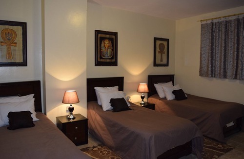 Al Haram Bed & Breakfast | King Tut room boasts stunning views of the Sphinx and Pyramids complex.