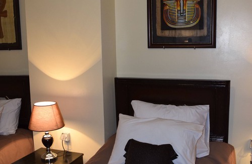 Al Haram Bed & Breakfast | King Tut room boasts stunning views of the Sphinx and Pyramids complex.