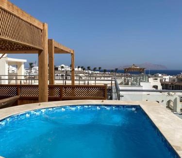 Ras Nasrani Apartment | Lovely 3 BDR with Sea View and Private Rooftop Area, Free Pool & Wild Beach Access