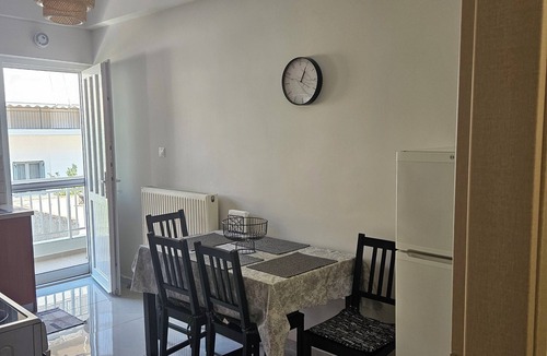 Loutraki-Agioi Theodoroi Apartment | Maggie's Blissful Escape,90m2 sunny flat just 4-minute walk from the beach/city.