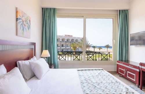 Red Sea Coast Resort | Oyster Bay Beach Suites - Beachfront Family Suite