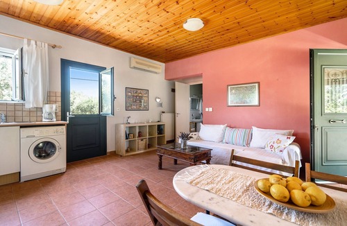 Paliki House | Pet-Friendly Holiday Home Ktima Dilberaki with Garden, Balconies & A/C