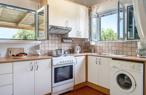Paliki House | Pet-Friendly Holiday Home Ktima Dilberaki with Garden, Balconies & A/C