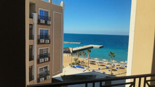 Al Ahyaa Ski Chalet | Pool & Sea View Chalet at Juliana Beach Resort Hurghada