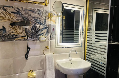 Qasr an-Nil Bed & Breakfast | PRIVATE LUXURY TWIN ROOM with amazing view in heart of downtown cairo.WI-FI