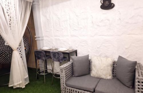 Al Ahyaa Apartment | Romantic apartment with garden, pool and beach