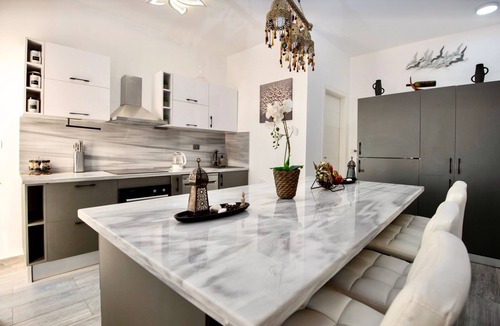Dahar Apartment | Sea View Suite Sleeps 2 with Parking