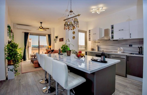 Dahar Apartment | Sea View Suite Sleeps 2 with Parking