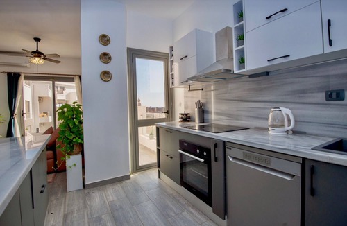 Dahar Apartment | Sea View Suite Sleeps 2 with Parking