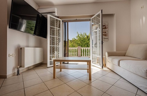 Alikanas Apartment | Studio 'Eleni's Top Floor' with Shared Pool, Wi-Fi and Air Conditioning