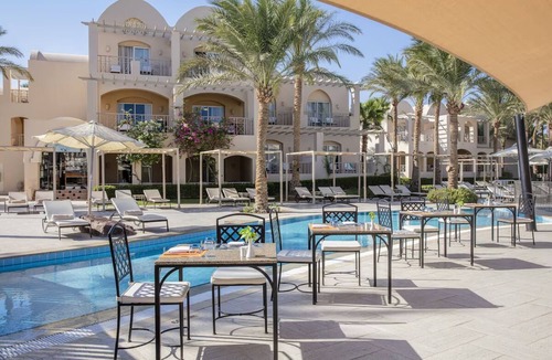 Makadi Bay Hotel | Stylish Stay with Outdoor Pool and Chill Sea Breeze | Near Mini Egypt Park