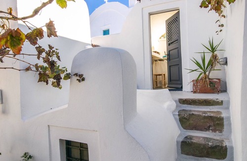 Finikia House | The House of the Singing Birds. Romantic traditional studio with nice sea view