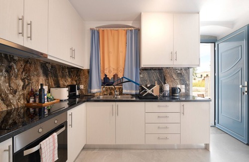 Korissia House | Villa Antika, very close to the shops and restaurants in Korissia, Kea.