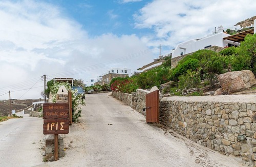 Elia Villa | Villa "Calma Beach House" with Private Terrace & Wi-Fi
