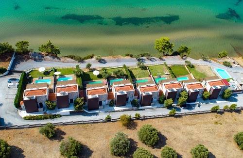 Nea Moudania Villa | Villa Kalma Pente, charming villa, private pool, near Moudania