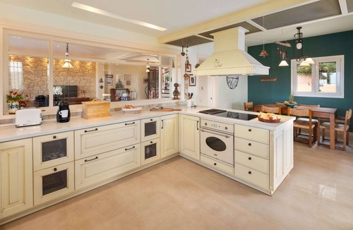 Sfakera Villa | Villa Regina Rossa is a large villa with stunning sea views and a heated pool