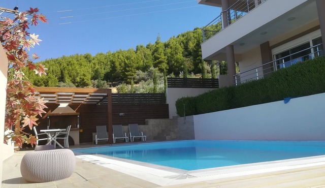 Αυτόνομη βίλα με ιδιωτική πισίνα και απέραντη θέα in Νεροτριβιά
