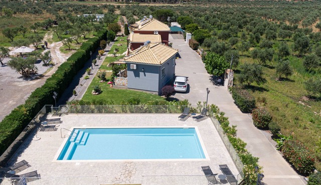 Μαργαρίτα/Margarita near to sea with heating pool in Mavrovouni