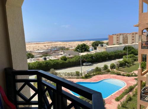 شالية بالرووف غرفتيين مكييف للأيجار بقرية ايماريتس هايتس بالساحل الشمالي - A chalet with a rooftop and two air-conditioned bedrooms for rent in Emirates Heights , North Coast in Zāwiyat al ‘Awwāmah