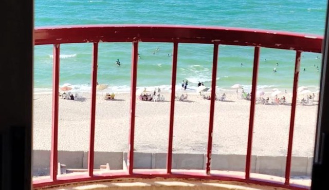 شقة على البحر- Seafront Apartment in Ad Dayr
