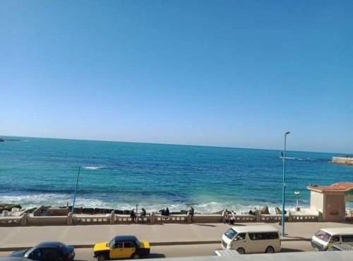 شقه في الاسكندريه ميامي البحر مباشرة in Alexandria