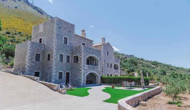 1,5 km from Areopoli Stone Apartment, Mani, Acroterra in Areopoli