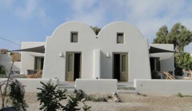 10 meters from the Beach! in Perissa