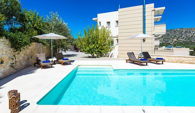 100m to Loutraki Beach/Private Heated Pool/Ping Pong Table/BBQ Area in Chania