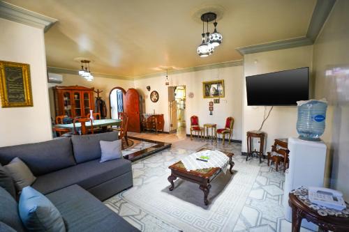 2 Bedrooms Spacious flat 7 mins to Airport in Cairo